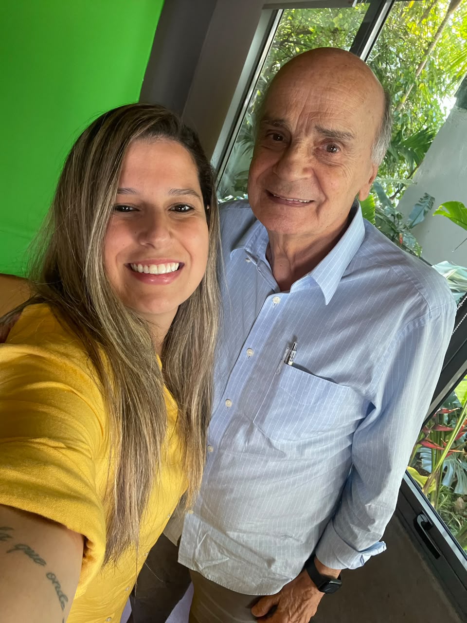Naya ao lado do Dr. Drauzio Varella em bastidor de gravação